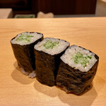 鮨 はしもと - 追加：かっぱ巻き
      他のお客様が追加したかっぱ巻きを見ていたら、最後にさっぱりといただきたくなり、私も追加しました。
      山葵を効かせたかっぱ巻きを食べ、美味しく締まりました♪