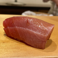 鮨 はしもと - 噴火湾 鮪 中トロ 107kg 定置網
                      しっとりとして上品な脂のり、冬に比べ旨味は弱いですが、それでもさっぱりとした中トロも好きです♪