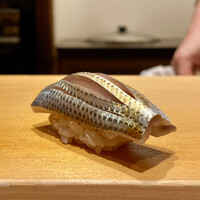 鮨 はしもと - 天草 コハダ 2日目
                    橋本さんは、今はコハダも余り良くないと仰りますがなかなかどうしてまろやかな酸味がシャリの酸に呼応して味いいです！
                    このサイズはなかなかない大きさ、これ以上だとナカズミとなります。