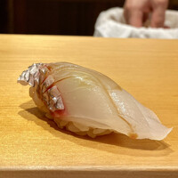鮨 はしもと - 明石 真鯛 3日目
                    真鯛も橋本さんが握ると、シュッとして美しいフォルム。
                    やや落ち着いた食感にほんのりとした甘み、近頃食べた真鯛の中では断トツに美味しいと感じます♪