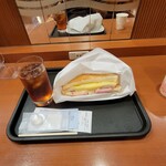 カフェ・ベローチェ - モーニングCはとろ～りチーズ＆ハムサンドイッチ、ドリンクはアイスティー、480円