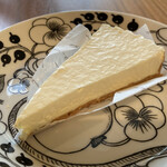 アトリエ・ド・フロマージュ - 料理写真:自家製生チーズケーキ  454円