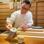 らん亭～ 美日庵 - 大将満面の笑みでお出しを注いでいただきます