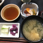 弥生 - お新香、天ぷらのつゆ、トマトのサラダ、味噌汁