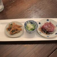 銀座ブルーリリー ステーキ＆チャイニーズレストラン - お通しはザーサイ、そら豆、カツオ