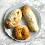 Honey - 左上）白いちじく＆北海道クリームチーズのパン、右上）大納言もちもちスティック、下）特製自家製あんこのくるみ粒あん