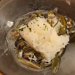 Ogata - ①蓴菜(広島県黒瀬産)のお寿司
                ガラスのお椀を開けると米酢と蓴菜の香りが立ち昇ります。
                シャリは主張の強い甘さがありますが不思議と蓴菜の透明感のあるゼリー質に合っています