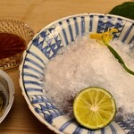 緒方 - ③黒星平鯵(別称:平鯵)(兵庫県明石産)
      ④赤甘鯛(別称:ぐじ)(長崎県上対馬産)
      ⑤剣先烏賊(別称:白烏賊)(福井県小浜産)
      氷載せ、酢橘添え