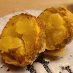 緒方 - ⑩馬鈴薯(北あかり、京都府産)の天麩羅
      2時間低温でじっくり揚げたホクホクな馬鈴薯フライ
      衣はバリバリで食感も楽しい、塩がふってあり甘みが際立っています
