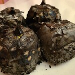 緒方 - ⑪炭火焼き賀茂茄子(京都府産)
      まん丸な賀茂茄子をそのまま20分ほと炭火焼き
      この厚みを中まで火を通してありながら、水分をたっぷり残す焼き加減が素晴らしい
      甘みもあり炭火焼きの技術を感じる逸品