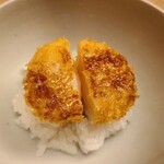 緒方 - ⑭帆立(北海道産)フライ丼
      帆立は過熱すると旨みが際立ちますね
      この日は揚げ物が多めだったので胃袋が少々しんどくなりました