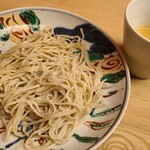 緒方 - ⑮十割蕎麦、胡麻ダレ
      十割蕎麦ですが胡麻ダレなので香りとかはあまり感じず
      昨年のハーブ蕎麦は美味しさと胃袋のスッキリ感があったので復活して欲しいなぁ