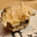 緒方 - ⑧黒鮑(京都府間人産)の天麩羅
      ⑨炭火焼き鰻(熊本県球磨川産)の天麩羅