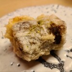 緒方 - ⑨炭火焼き鰻(熊本県球磨川産)の天麩羅
      産卵は初夏～晩秋、旬は秋～晩秋
      焼いた鰻の骨を抜いて丸めて天麩羅に！
      泥臭さゼロ、溢れ出す脂が濃厚でエネルギッシュ！
      かなり濃いめな天麩羅です