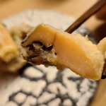 緒方 - ⑧黒鮑(京都府間人産)の天麩羅
      産卵は秋～冬、旬は初夏～夏
      蒸された黒鮑を揚げてあり、その身はプルッと軟らかい
      絶妙な火入で軽めな磯の香りとしっとりした旨みを楽しみました