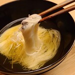 緒方 - ②超極細の白髪素麺(三輪素麺、奈良県産)、白髪葱載せ、すっぽん(島根県高津川産)の出汁のお椀
      素麺の口当たりが繊細、そして鼈出汁は透明感があるが、かつ濃厚で滋味を感じます