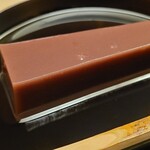 緒方 - ⑯水羊羹
      水羊羮は小豆の優しい甘みが良いですね♪
      お料理の〆に相応しいデザートでした