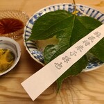 緒方 - ③黒星平鯵(別称:平鯵)(兵庫県明石産)
      ④赤甘鯛(別称:ぐじ)(長崎県上対馬産)
      ⑤剣先烏賊(別称:白烏賊)(福井県小浜産)
      氷載せ、酢橘添え