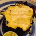 緒方 - ⑪炭火焼き賀茂茄子(京都府産)
      まん丸な賀茂茄子をそのまま20分ほと炭火焼き
      この厚みを中まで火を通してありながら、水分をたっぷり残す焼き加減が素晴らしい
      甘みもあり炭火焼きの技術を感じる逸品