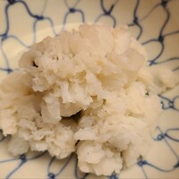 緒方 - ⑥鱧(兵庫県沼島産、雌)の出汁しゃぶ
                産卵は夏～秋、旬は初夏～初秋、雌は赤銅色
                お出汁が良いのもありますが、この鱧自体の生命力が強いも相まって、透明感のある旨みに加えジワッとくる滋味が深い