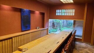 Ogata - 暖簾を潜って待ち合いとなっている「店の間」、土壁の綺麗な「通り庭」を通って板場とカウンター8席のお部屋へ