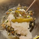 緒方 - ①蓴菜(広島県黒瀬産)のお寿司
            ガラスのお椀を開けると米酢と蓴菜の香りが立ち昇ります。
            シャリは主張の強い甘さがありますが不思議と蓴菜の透明感のあるゼリー質に合っています
