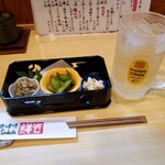 魚と串焼 鮮吉 - お通しとアルコール