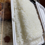 ほかほか弁当 - 単品ご飯、大盛りにするとこれもフタが締まらない。