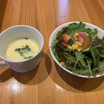 ボーノ - サラダセット（ガーリックトースト変更）：５００円　左：冷コーンスープ　右：サラダ