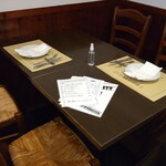 Torattoria Ra Boraccha - 店長さんが「良かったら広いお席にどうぞ〜」と言うことで、四人掛けテーブル席を２人で使用