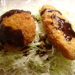 辻肉店 - コロッケに豚カツソースをかけて