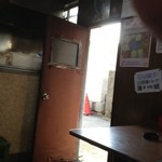 酒場 岩科 - 側面にも出入口