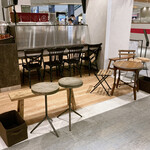 石窯 焼き芋 きょうもいも - こんな席もある　※外から丸見え