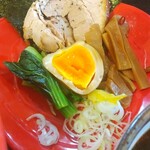 あってりめんこうじ - つけ麺の具  チャーシューの下に更に三種のチャーシューが隠れてます