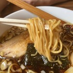炭火らあぁめんいち - 醤油色に染まった中細ストレート麺！