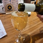 Italian Bar ANCORA - ハウスワイン白を表面張力ぎりぎりまで。
