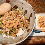 タイニーカフェ - 納豆丼煮卵付き・冷奴