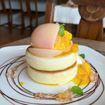 アパートメントエムカフェ - 白桃とマンゴーのパンケーキ