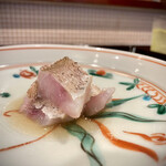 割烹 新多久 - 小鯛の漬け　あまりの美しさにしばらく見惚れてしまう　熟成感と鯛らしい良い香りがうますぎる