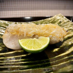 割烹 新多久 - 「塩の当て方でこうなります」という山貝さんの松笠焼き　40分以上火を入れているのに中はフワンフワン、外はぱりんぱりん、その境目がとっても滑らか。すごいねとしか言いようがない