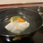 割烹 新多久 - キジハタとつぶ貝真薯のお椀　お出汁と魚の香りの余韻が強くてながーくてずっと幸せ　つぶ貝真薯も歯触り良く素敵です