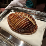 モノリス - ❽ピジョン、フォアグラ、トリュフのパイ包み焼き。