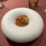 モノリス - ❷生ウニとコンソメのジュレ、トウモロコシのムース、赤イカのタルタル。