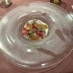 モノリス - ❸オマールブルー、桃とヨーグルト、オリーブオイルのスープ仕立て。