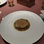 モノリス - ❼ホタテのムースを塗ったスズキ、レモン、ローズマリーのヴィエノワーズ、トマト、ケッパー入りの焦がしバターソース。