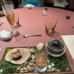 モノリス - ❶アミューズ
      ・シラスと玉ねぎのソテー、コンテチーズのシューグジェール
      ・キノコのムース、ナメコのジュレ。
      ・竹炭のマカロン、クミン風味のニンジンムース。