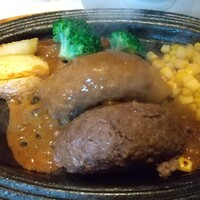 大井町銭場精肉店 - 目の前で半分にカットして、カット面を下にしてくれます