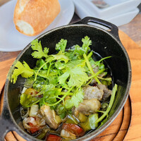 バル デ エスパーニャ ムイ 東京店 - パクチーとマトンのアヒージョ