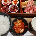 たれ焼肉、塩ホルモン。まるきん食堂 - まるきん5種盛り御膳 1580円