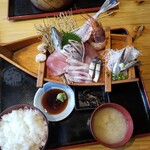たんぱく大国 - 刺身定食ご飯大盛り無料。日替わりでその日の仕入れ次第で内容が変わります。